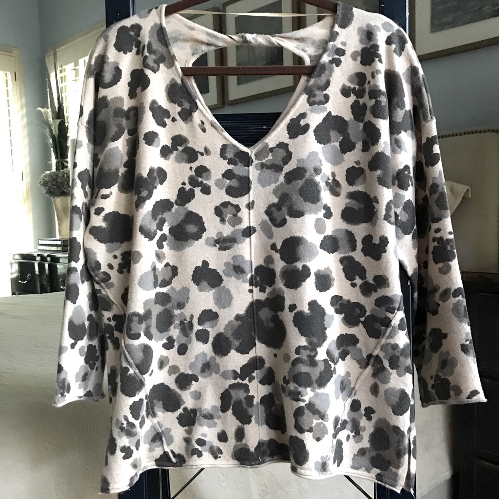 Democracy V-neck Leopard Sweater, L - Picture 3 of 10